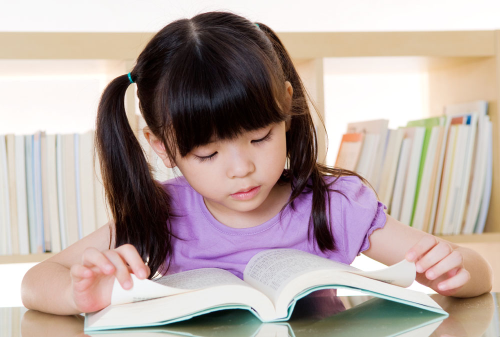 孩子看書離得近，這是近視嗎？