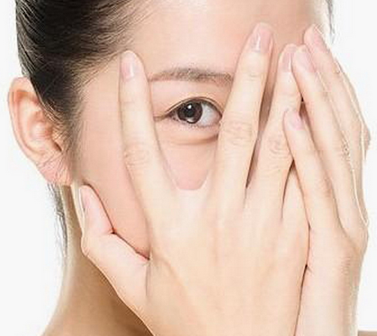 近視手術(shù)PK隱形眼鏡，哪個(gè)更好？